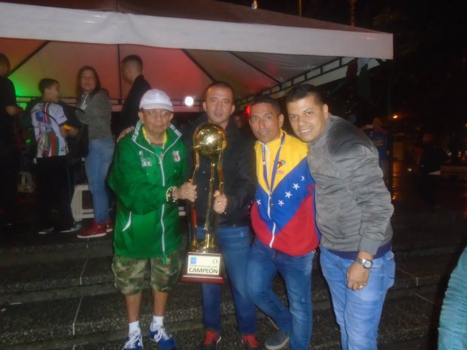 RockAndFutbol's tweet photo. #LaGranJugada "César un oráculo del fútbol de salón" por el Dr. Jose Cedeño #FutsalAMF https://t.co/jOCUCAuRm7 https://t.co/u5G1SRR95N