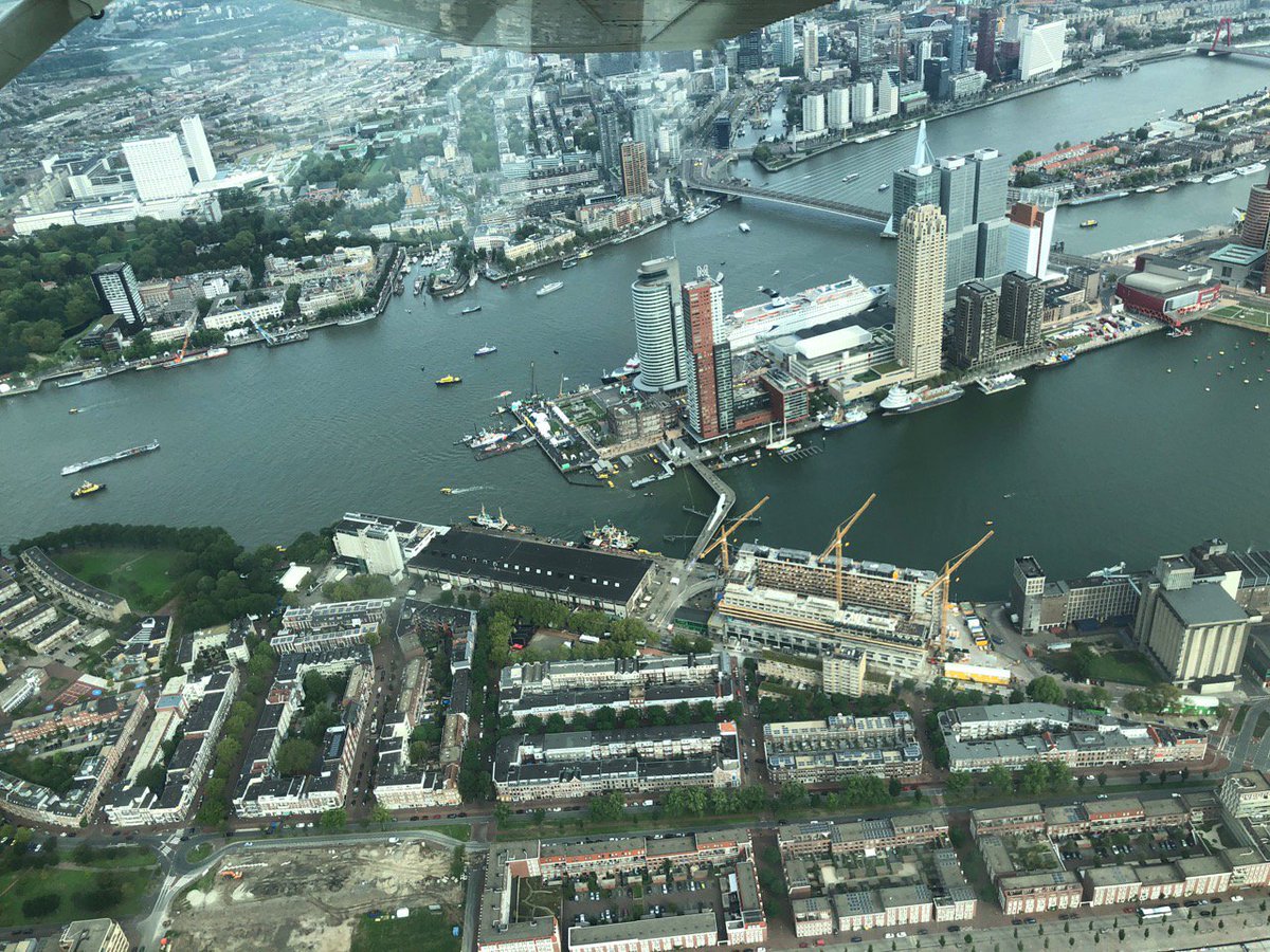 Iedereen weet dat Rotterdam een #hippe stad is geworden. Maar niet iedereen weet dat ie vanuit boven ook goed oogt !
#vliegen #rotterdam