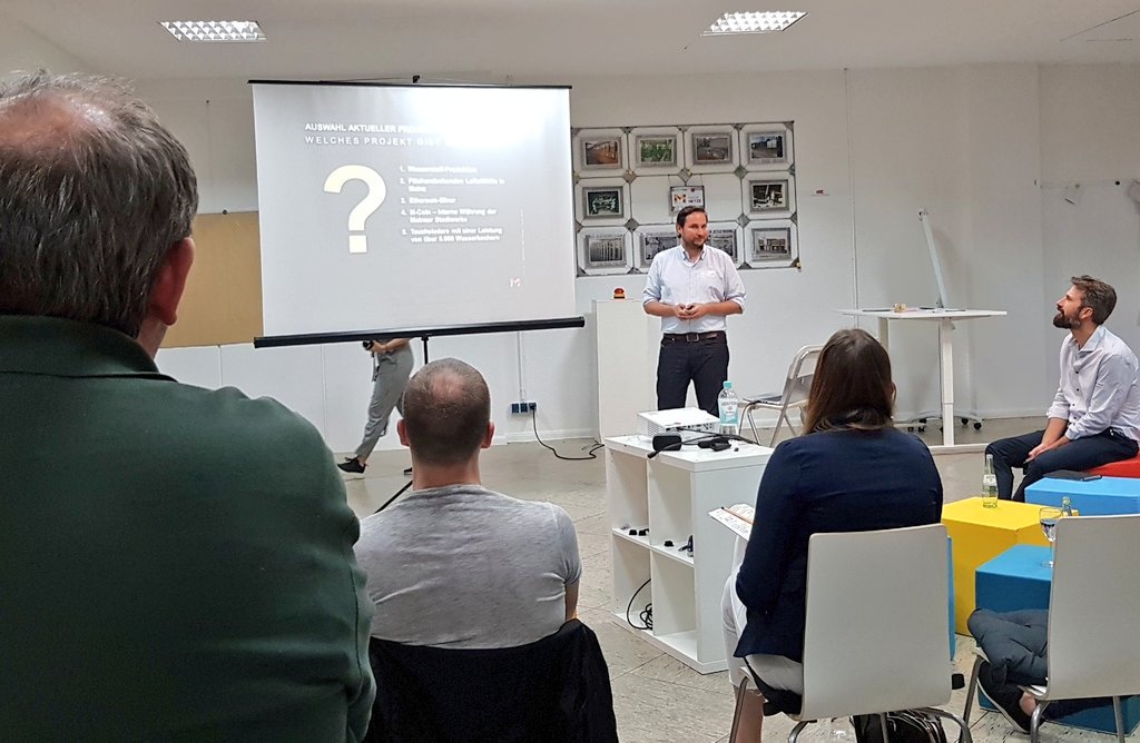 AgileAltruist's tweet photo. #DIC04 Wie man den Wandel etabliert.. Digital Innovation Culture im #Dock39
- Bank mit @Yasmin_Ulrich1
- Stadtwerke Mainz mit Daniel Stölzle (Punkt 4. = nicht)
- @LH_Systems mit Carina Leue-Bensch über Innovation Management Crowd Funding
Und leckere Snacks. Danke😊👍 https://t.co/bYPKwqQ5Fn