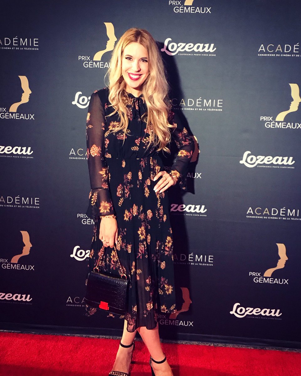 AnaisGL's tweet photo. Merci @LeChateauStyle pour la robe et les accessoires :-) la mère a du bien du fun 🌸 @Prix_GEMEAUX @HollywoodPQ https://t.co/nlJB7PJZJZ