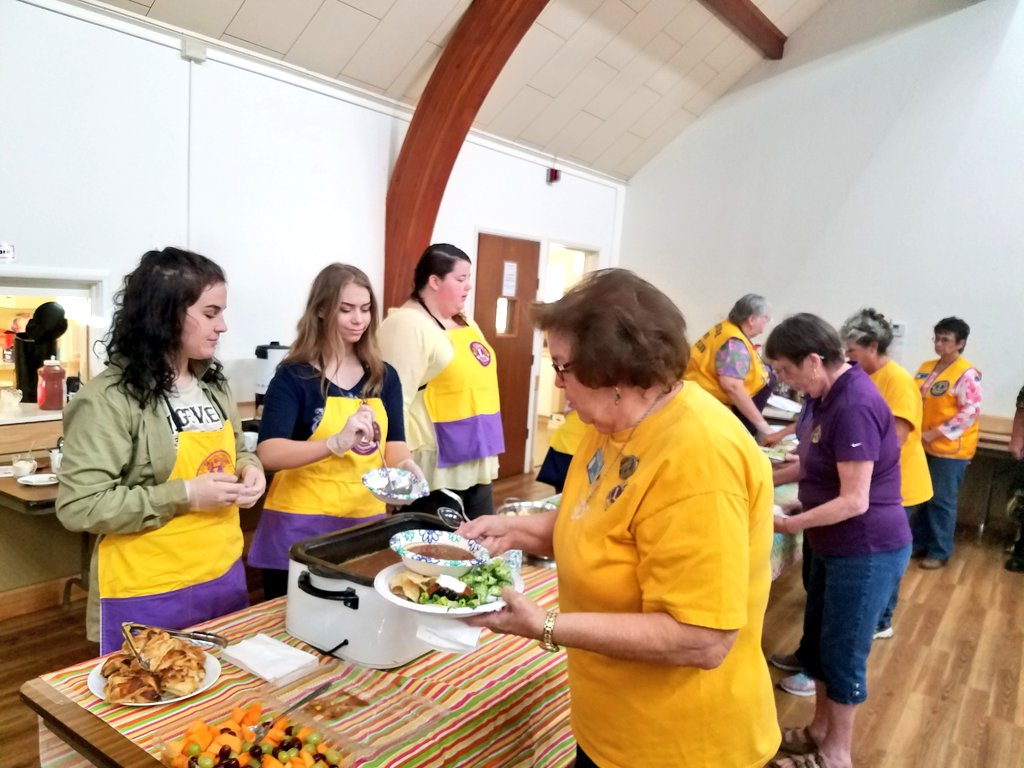 rvrangers's tweet photo. Students helping serve lunch at the Lion's District 4C 1 North Butte Region Meeting this past weekend at the Paradise United Methodist Church #rvhswolverine #pusdk12 https://t.co/28DPYMTKPC