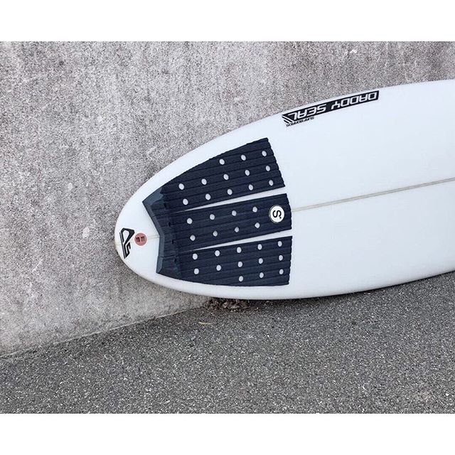 Love some soft, grippy and groovy traction on your board? Than grab a Tyler Warren Pad and feel the magic. Ⓢ  #symplsupplyco @daddysealsurfboards ift.tt/2xh2eTk