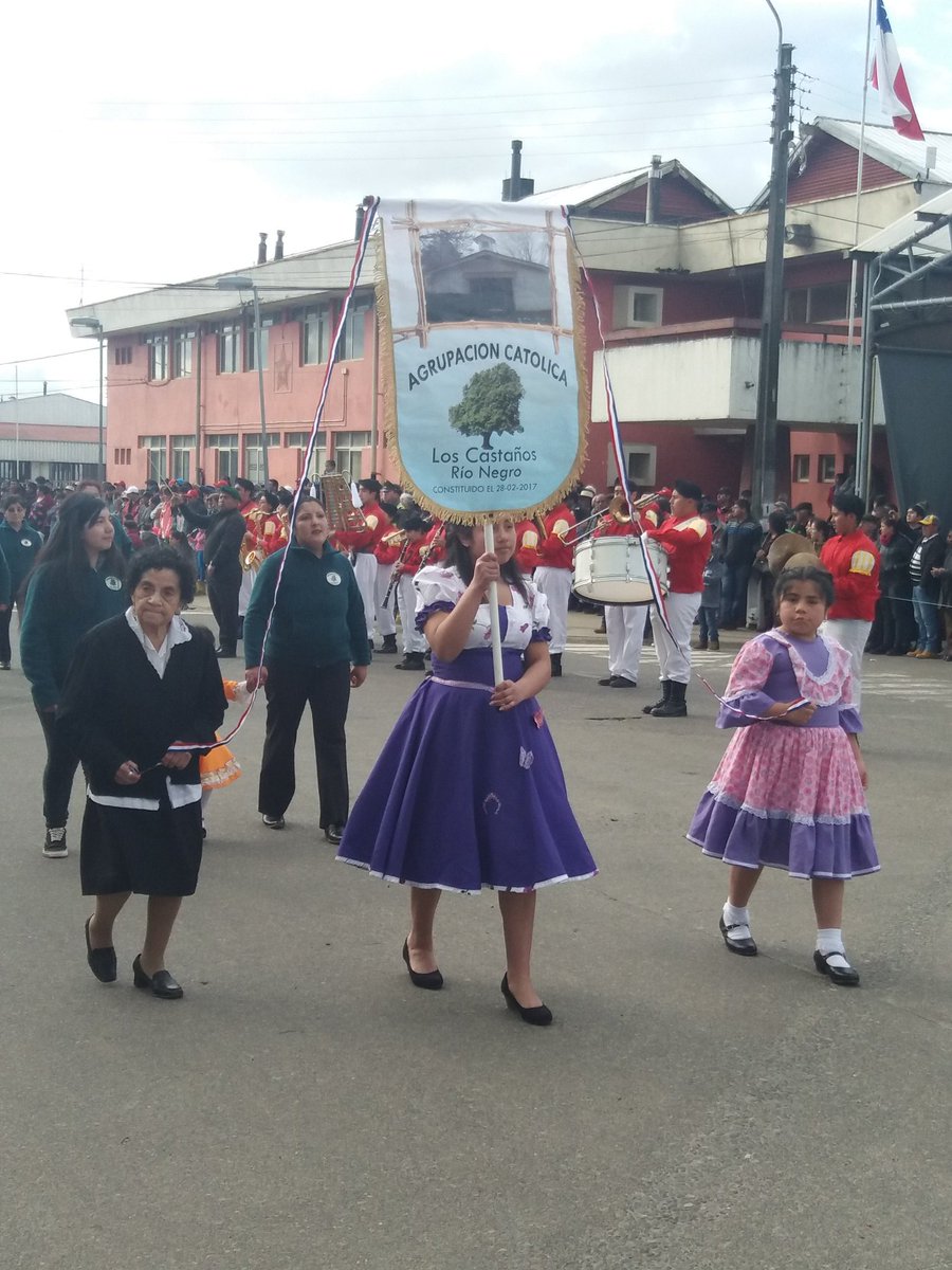 En #RíoNegro de forma masiva la comunidad se agolpa frente a la <a href="/munirionegro/">Río Negro Chile</a> para disfrutar el Desfile Cívico Militar que esta tarde engalana el centro de la ciudad. #CHileLoHacemosTodos