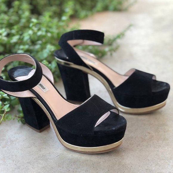 GreykattLA's tweet photo. So good I had to share! Check out all the items I'm loving on @Poshmarkapp from @ChristinaHaig1 @LaRee54790736 #poshmark #fashion #style #shopmycloset #miumiu #katespade: https://t.co/H4p9zrO6q6 https://t.co/K1vTMf8pMS