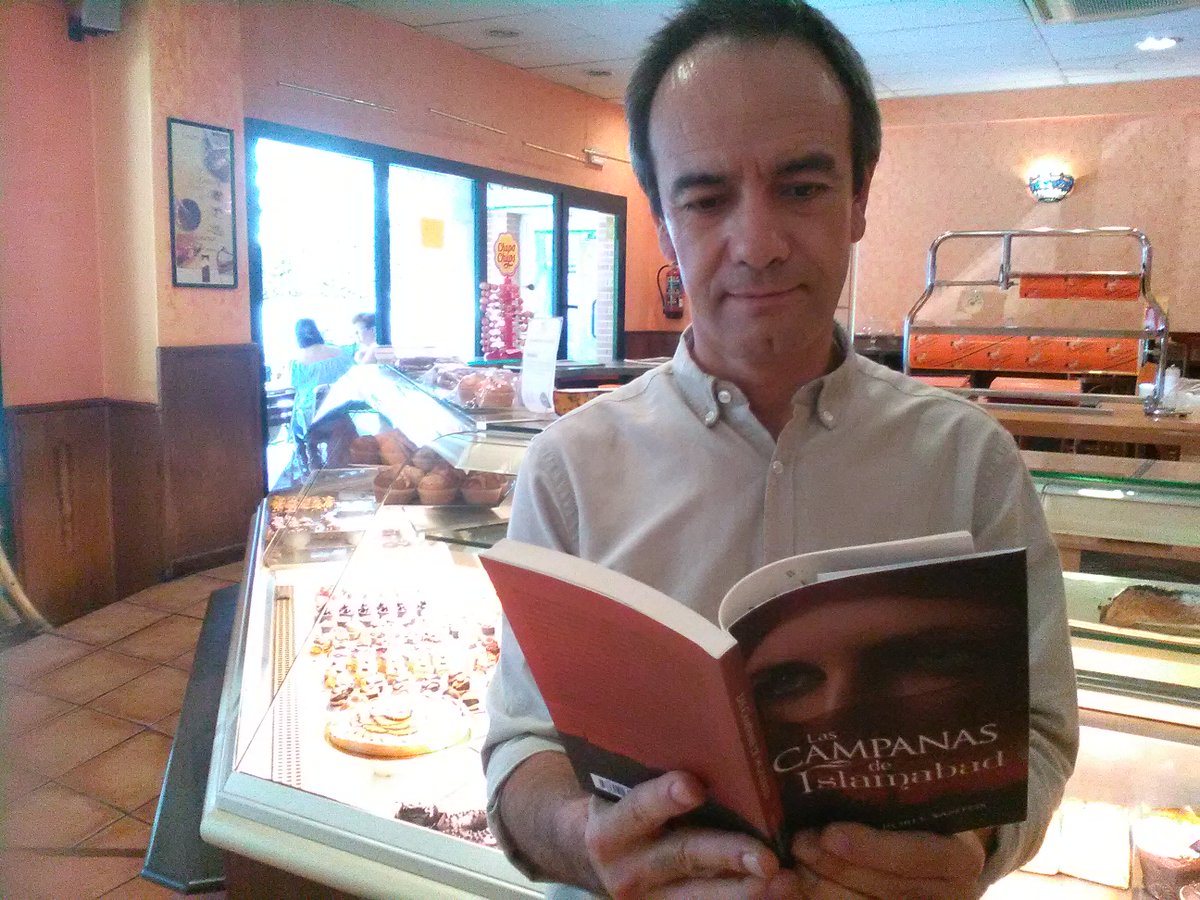 AgustinRoble1's tweet photo. En @ElCaballoGoloso además de exquisitos pasteles, te encontrarás con excelentes obras literarias: LAS CAMPANAS DE ISLAMABAD, del autor hispano-cubano AGUSTÍN ROBLE SANTOS. @AgustinRoble1 #ViasLiterarias del #BarriodeLetras #Madrid #Torrelodones #CasadelLibro #Amazon #Caligrama https://t.co/Ohwce0X7uz