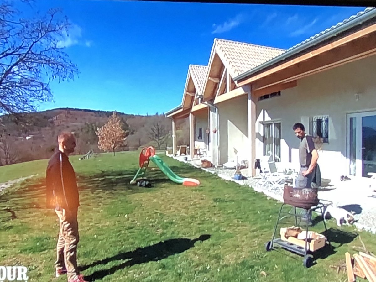 Poulpitto1's tweet photo. #ADP2018 Christophe il ferait mieux de ne pas chercher Jean François, il risque de finir découpé en saucisse à la scie sauteuse sur le barbecue 🍖 https://t.co/rmqIg6dtsH