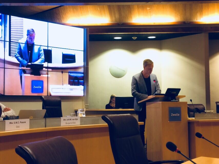 JolienElshof's tweet photo. @_Buitenhuis vraagt bij debat rekenkamerrapport actieplan Sport en Bewegen om toegankelijkheid van sport voor alle Zwollenaren en meer gezonde kantines #cuzw https://t.co/mWKN8Gj2i9