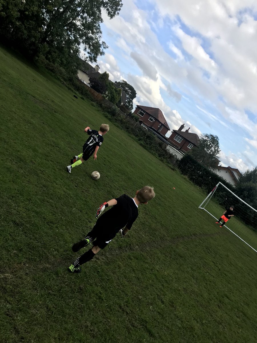 CoachNyle_ESC's tweet photo. Great day @mesne_lea ,lots of fun in our afterschool football club. Excellent skills shown⚽️⚽️@EdStartMS https://t.co/EdnsKTNbDQ