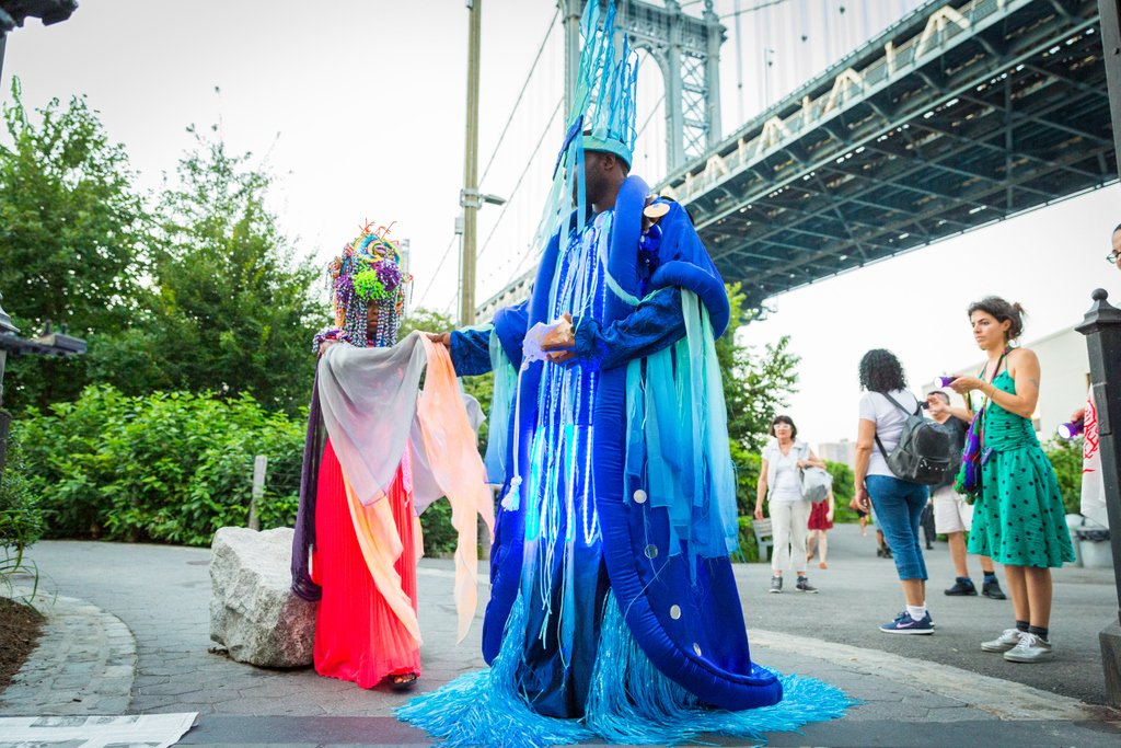 NoLongerEmpty's tweet photo. All hail the ocean #queen and #king of Laura Barbata @mx_lab 's Intervention: Ocean Blues💦 performance at Brooklyn Bridge Park. 

📸 @s.j.rphotography
@mx_lab @brooklynjumbies @pcm_ny 

#HowWillYouRise #RiseForClimate #LauraAndersonBarbata #ProtectOurOceans https://t.co/ali1OifsHR