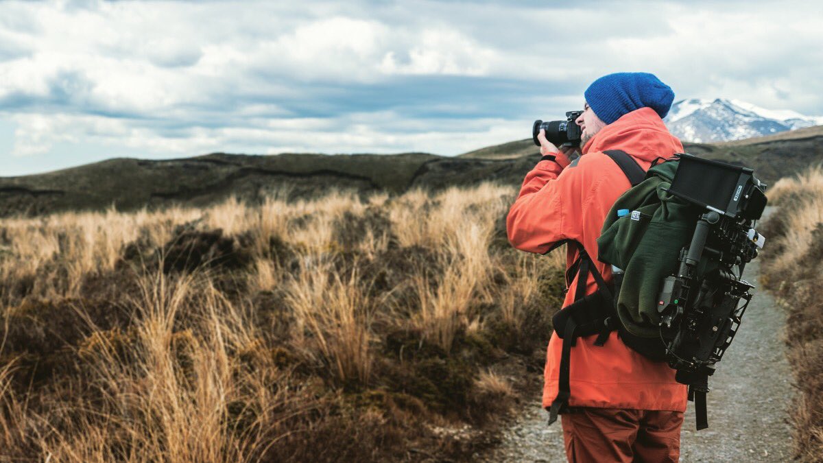 Uzun yürüyüşlerde ve seyahatlerinizde sırtınızda, iki omuzda taşınabilen fotoğraf çantalarını tercih edin. Uzun süre tek omuzda taşınan ağır bir fotoğraf çantası belinizde ve sırtınızda ağrılara neden olabilir.  #YalnızKurt #fotonotları
