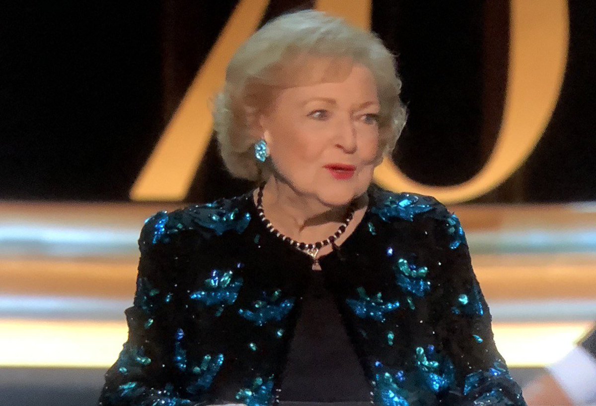 ClaritzaCruz1's tweet photo. Hermoso homenaje a Betty White en los #Emmys2018 
#Emmys #EmmyTNT el tiempo siempre será un buen aliado, hoy celebramos la trayectoria de esta hermosa y extraordinaria actriz, la cuál es sinónimo de excelencia; 70 años de la academia y ella sigue aún dando lo mejor de si. https://t.co/ykIxR8la5w