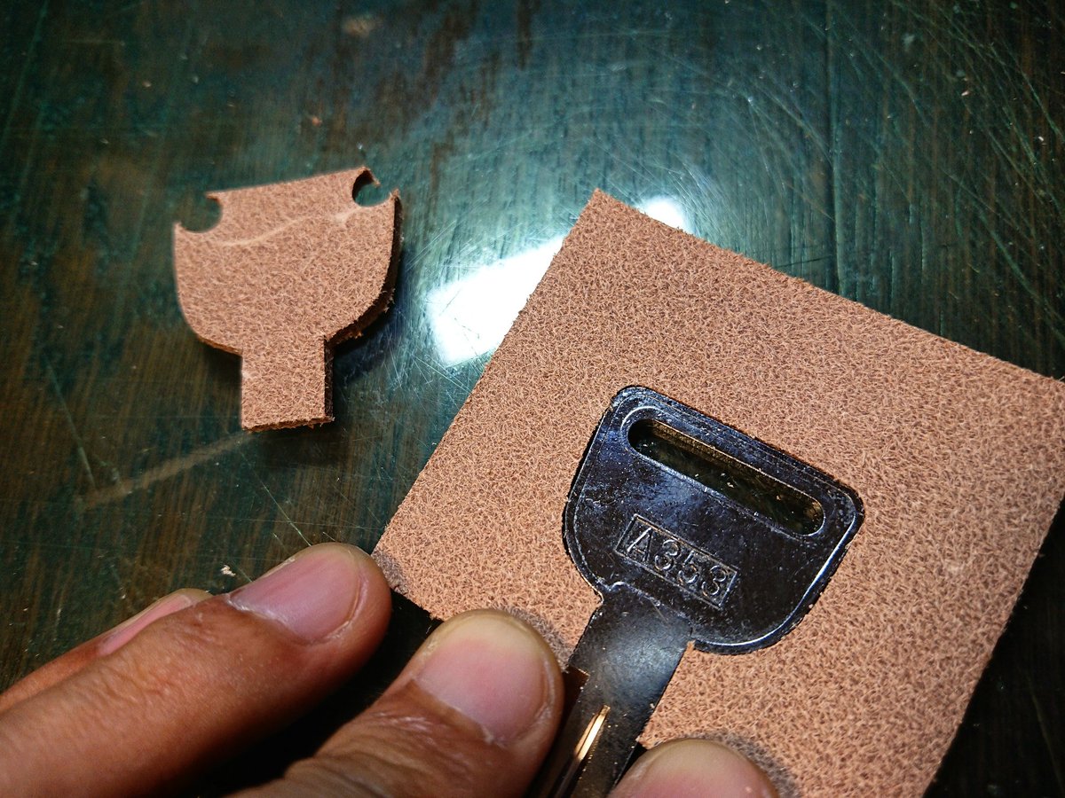 革職人チェルシー در توییتر キーカバーの下拵え Leather Leathercraft Handcrafted Bespoke Chelsealeatherartwork 革細工 レザークラフト オーダーメイド Bespokeleather オーダー承ります オーダー受付中 キーカバー T Co X48bfqbjpn 革職人チェルシー در توییتر キーカバーの下拵え Leather Leathercraft Handcrafted Bespoke Chelsealeatherartwork 革細工 レザークラフト オーダーメイド Bespokeleather オーダー承ります オーダー受付中 キーカバー T Co X48bfqbjpn
