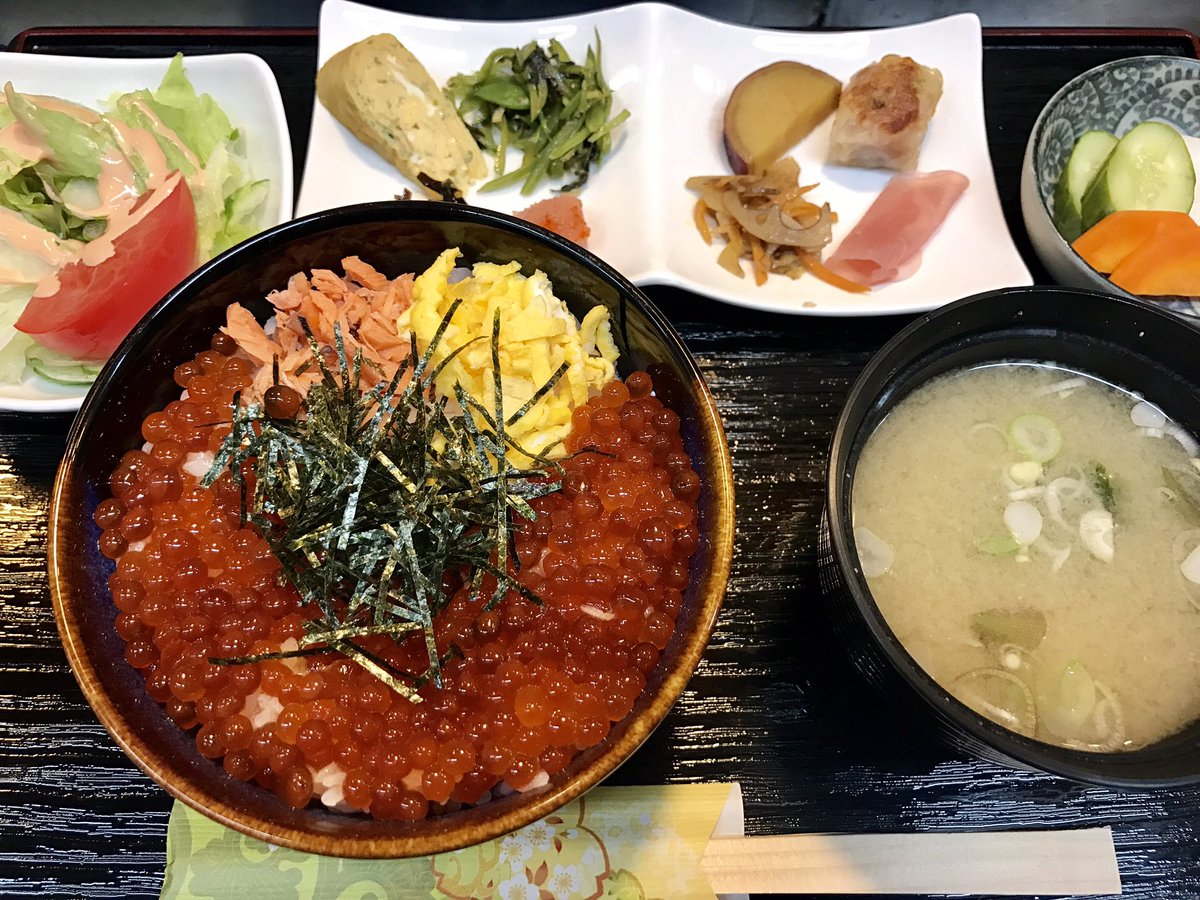lunch_yoshi's tweet photo. ☀️おはようございます☀️

♡本日のランチメニュー♡

A 鶏つくね照り焼き  ￥600
B アジフライ ￥600

ご来店お待ちしております🌸

写真→土曜日ランチ🍴( ¨̮  )💕
いくら丼＆塩さば＆ぶた味噌

ご意見、ご感想🌸 リクエスト
お待ちしております✨
#ﾗﾝﾁ #茅ヶ崎 #佳 #一坪亭 https://t.co/tqNYEBaT0m