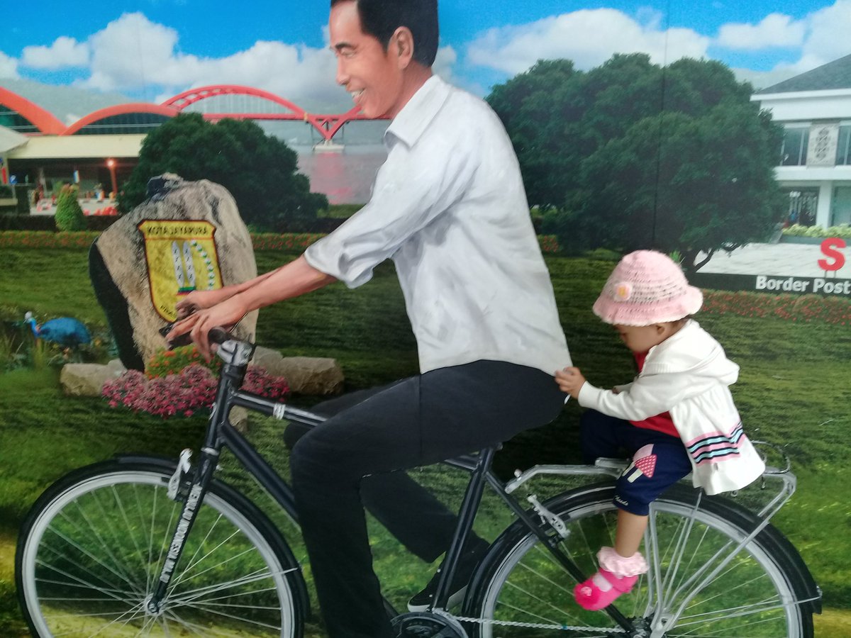 LayEdvin's tweet image. Jalan bareng bapak kita... nitip pak ya..