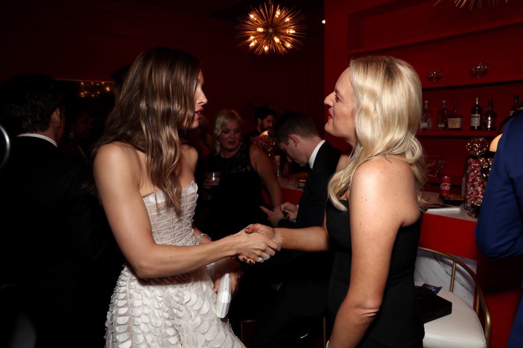 📸 | Jessica Biel com Elisabeth Moss no #Emmys 💖 <a href="/MossBrasil/">Elisabeth Moss Brasil</a>