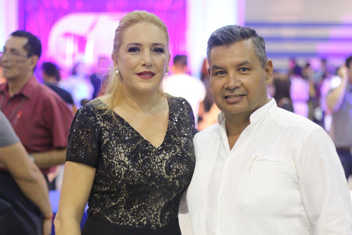 difcdmadero's tweet photo. La presidenta del Sistema DIF, señora @angdelagarza, encabezó la ceremonia de coronación de la Reina de la Preparatoria Lic. Benito Juárez y Normal Superior de #CdMadero, ante la sociedad civil y comunidad estudiantil, refrendando su respaldo a este sector de la población. https://t.co/TEE3MmUW89
