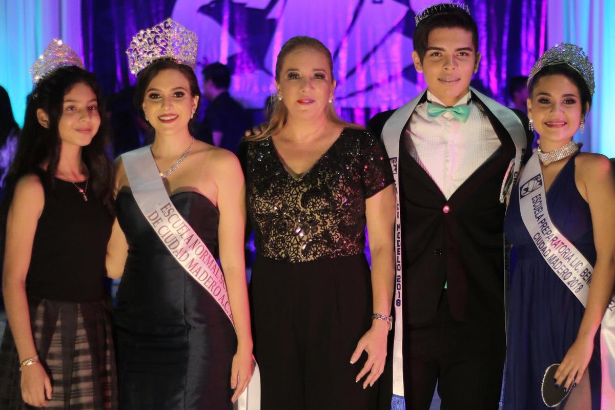 difcdmadero's tweet photo. La presidenta del Sistema DIF, señora @angdelagarza, encabezó la ceremonia de coronación de la Reina de la Preparatoria Lic. Benito Juárez y Normal Superior de #CdMadero, ante la sociedad civil y comunidad estudiantil, refrendando su respaldo a este sector de la población. https://t.co/TEE3MmUW89