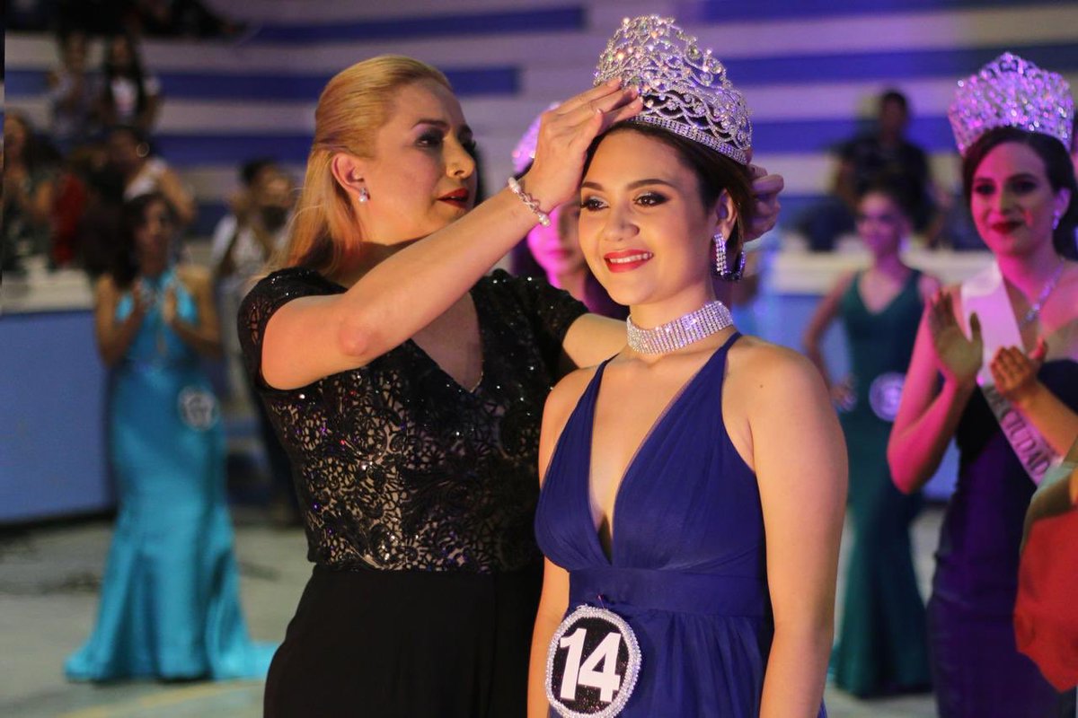 difcdmadero's tweet photo. La presidenta del Sistema DIF, señora @angdelagarza, encabezó la ceremonia de coronación de la Reina de la Preparatoria Lic. Benito Juárez y Normal Superior de #CdMadero, ante la sociedad civil y comunidad estudiantil, refrendando su respaldo a este sector de la población. https://t.co/TEE3MmUW89