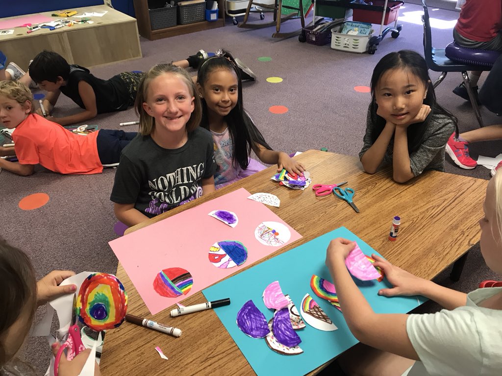 soaringin2nd's tweet image. Celebrating #DotDay2018 with our 4th grade buddies! We created a dot mosaic together. 🌈 #rooneyranch @RoaryRR @AlbertAAALago