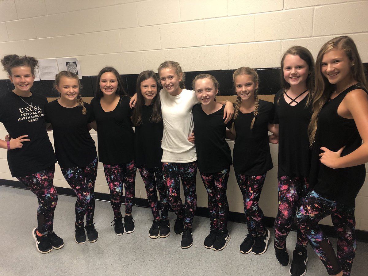 casandra_slagle's tweet photo. Dance Team on Galaxy Day @SouthernAMiddle #SpiritWeek #TigerPride https://t.co/XBRX1xtfqn