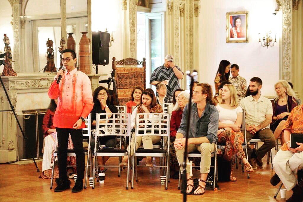 PatrickRealiza's tweet image. Shoutout again to my friends from the Indonesian Embassy @KBRIWashDC and friend Ando @driando for yesterday’s delicious #Tempe cooking demo and discussion! Photo courtesy of @KBRIWashDC @tempemovement #tempemovement