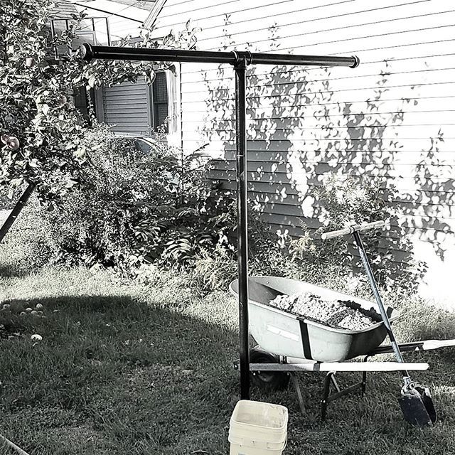 sustainablymama's tweet photo. Today, we get a clothesline 🙌

Thank you 😘@djohnson2112

#urbanhomesteading #frugallifestyle #frugalliving #linedrysmellsthebest #clothesline https://t.co/wZxHEsejMa https://t.co/d2dZmz0PCG