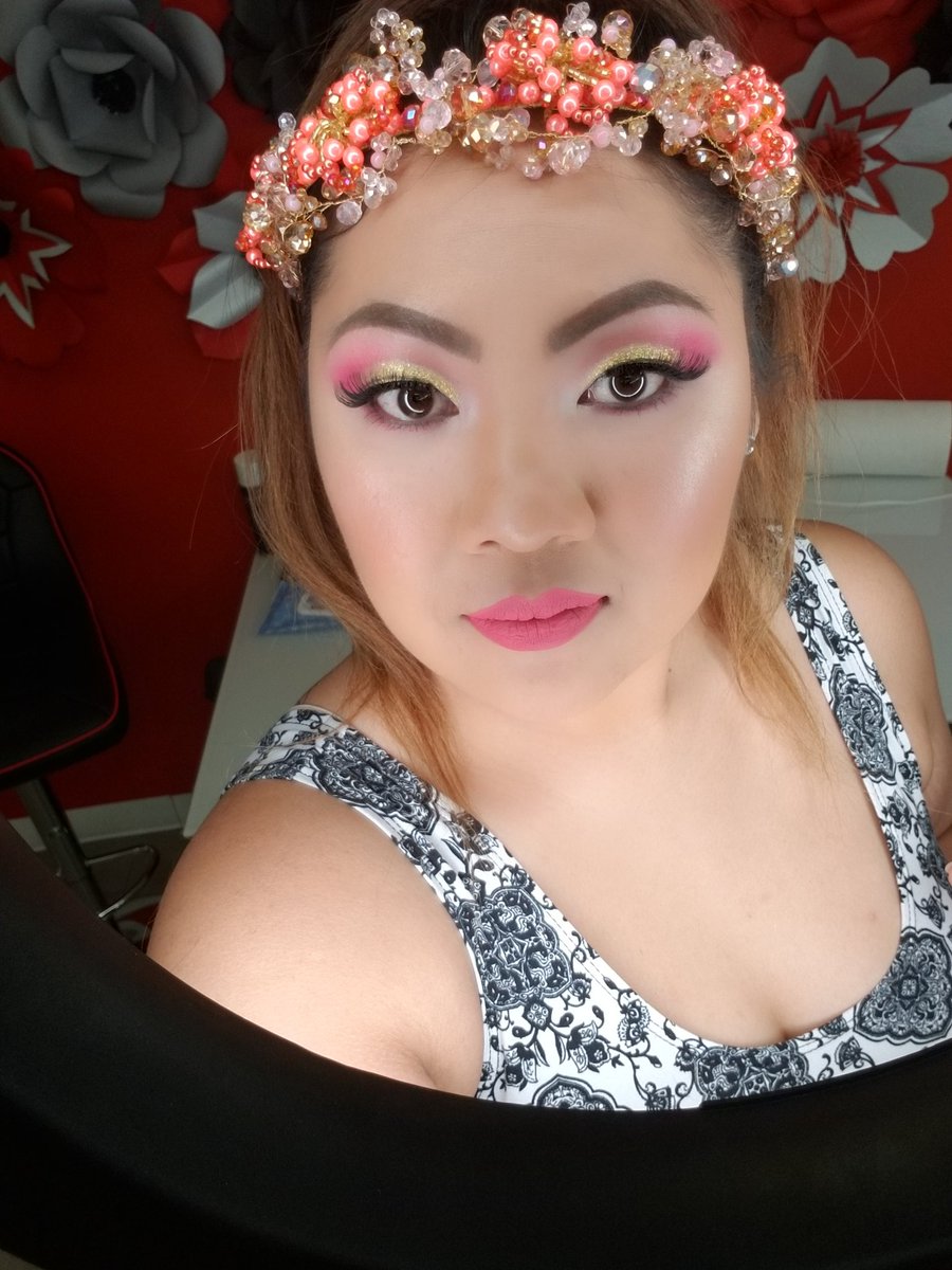 AnaSaav20733864's tweet photo. One on my beautiful model last Thursday. Pinks and gold glitter on the eyelids from @beautycreations #makeup #makeupschool #makeuplook #eyeshadow #glitter #conturing #glow #lilstick #makeuptime #glam #glamtime #morphe #morphecosmetics #modeloftheday #anastasiabeverlyhillslipstick https://t.co/KFB1vJ3k01