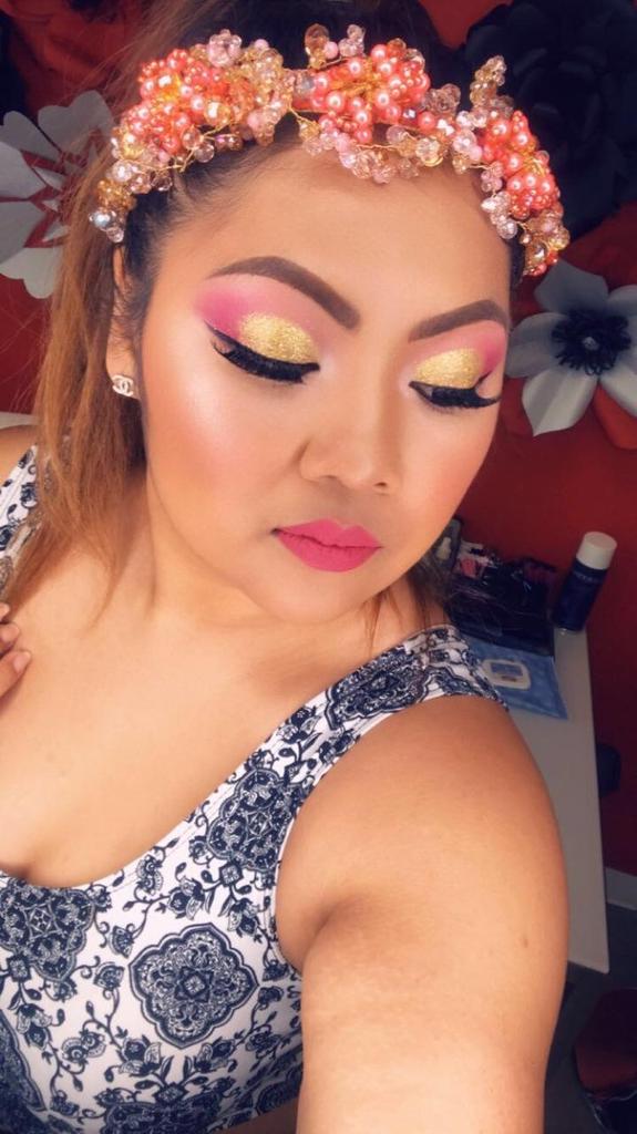 AnaSaav20733864's tweet photo. One on my beautiful model last Thursday. Pinks and gold glitter on the eyelids from @beautycreations #makeup #makeupschool #makeuplook #eyeshadow #glitter #conturing #glow #lilstick #makeuptime #glam #glamtime #morphe #morphecosmetics #modeloftheday #anastasiabeverlyhillslipstick https://t.co/KFB1vJ3k01