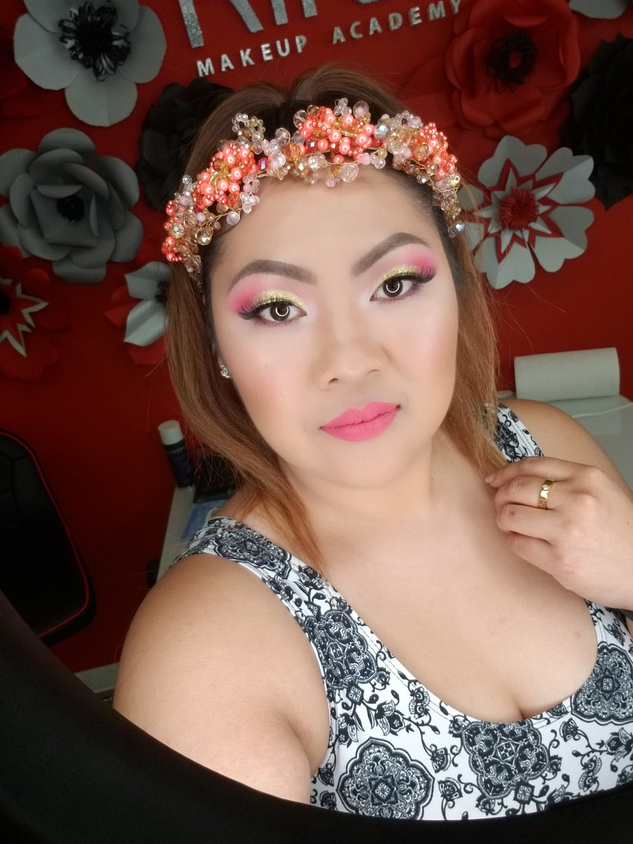 AnaSaav20733864's tweet photo. One on my beautiful model last Thursday. Pinks and gold glitter on the eyelids from @beautycreations #makeup #makeupschool #makeuplook #eyeshadow #glitter #conturing #glow #lilstick #makeuptime #glam #glamtime #morphe #morphecosmetics #modeloftheday #anastasiabeverlyhillslipstick https://t.co/KFB1vJ3k01