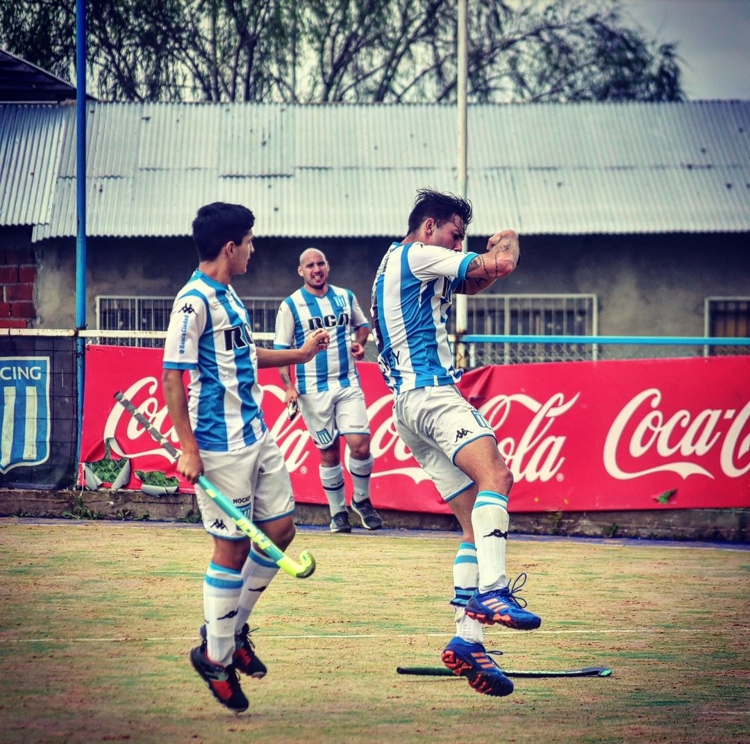 PanozzoMati's tweet photo. Dejo todo por la academia ganes o pierdas te sigo igual, un sentimiento inexplicable que se lleva adentro no puedo paraaaar... #vlackplayer #hockeyracingclub #bestpositive #keeppounding #nine https://t.co/23wPaThbtG