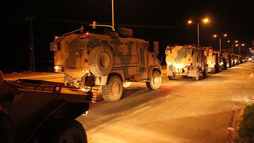 TMTsavunma's tweet photo. Kilis´ten, Öncüpınar Sınır hattı ile Hatay sınırına doğru aralıkla bu gece de askeri sevkıyatlar sürdü. Mühimmat ve zırhlı askeri araçların yer aldığı konvoylar, güvenlik ��nlemleri eşliğinde Öncüpınar bölgesi ile Hatay'a yönlendirildi.🇹🇷🇹🇷🇹🇷 https://t.co/5lJTIX7ydY
