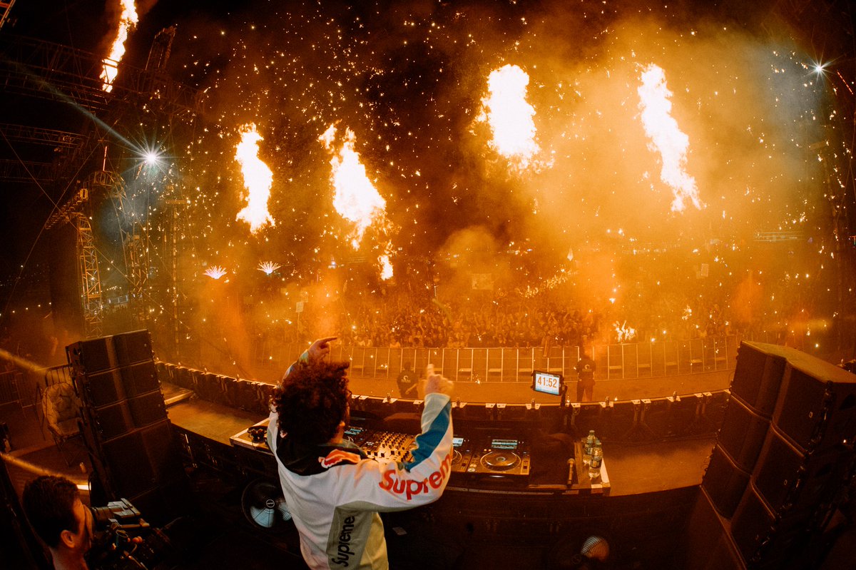 BoomboxCartel's tweet photo. 2 shows, 2 cities all in 4 hrs.
thank you so much for a beautiful night in California for the Mexican Independence Day 🇲🇽❤️ ¡VIVA MÉXICO! https://t.co/vU9xAvBqaN