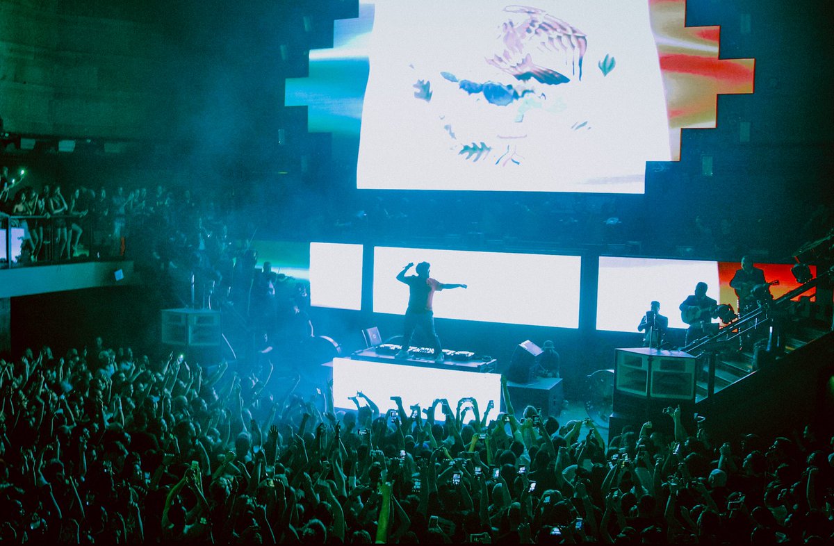 BoomboxCartel's tweet photo. 2 shows, 2 cities all in 4 hrs.
thank you so much for a beautiful night in California for the Mexican Independence Day 🇲🇽❤️ ¡VIVA MÉXICO! https://t.co/vU9xAvBqaN