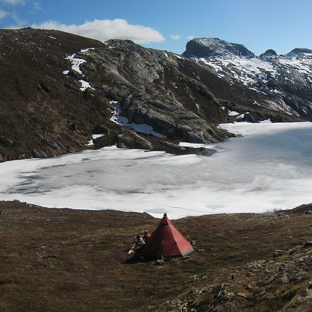 TentipiTents's tweet photo. At home in an increasingly wintery landscape! Zirkon 7 light.

#coldcamping #wildcamping #wintercamping #icelake #mountains #outdoorlife #friluftsliv #tentipitribe #Tentipi #Nordictipi #Zirkon #Light https://t.co/cR8sGH7DIo https://t.co/OgEQnujczD