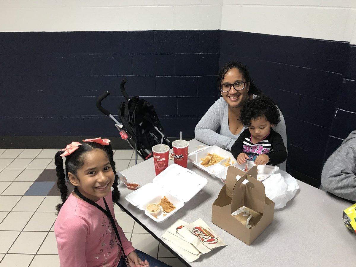 MPagano_24's tweet photo. Thank you parents for supporting our students during our first KISS (Kids Invite Someone Special) lunch! #gofraziergators https://t.co/wslllH9yFg
