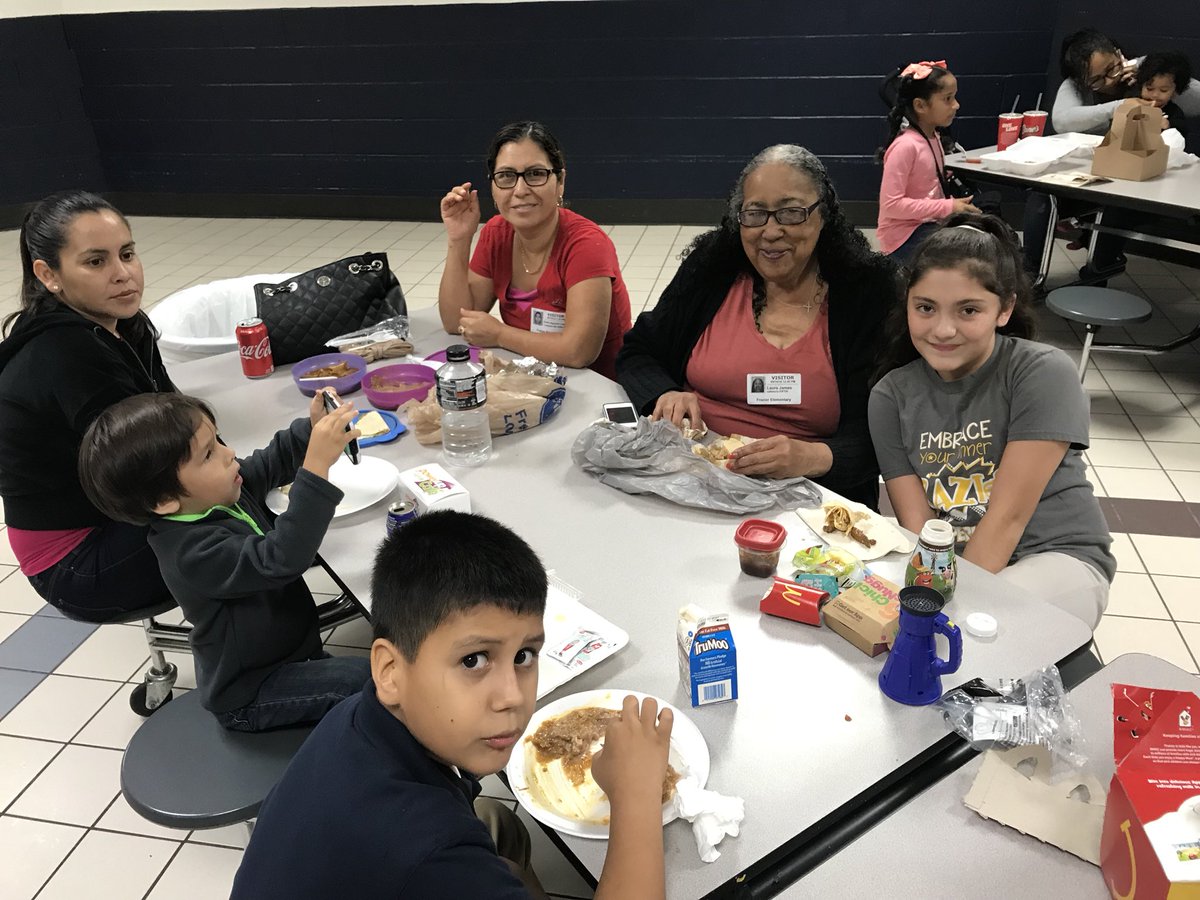 MPagano_24's tweet photo. Thank you parents for supporting our students during our first KISS (Kids Invite Someone Special) lunch! #gofraziergators https://t.co/wslllH9yFg