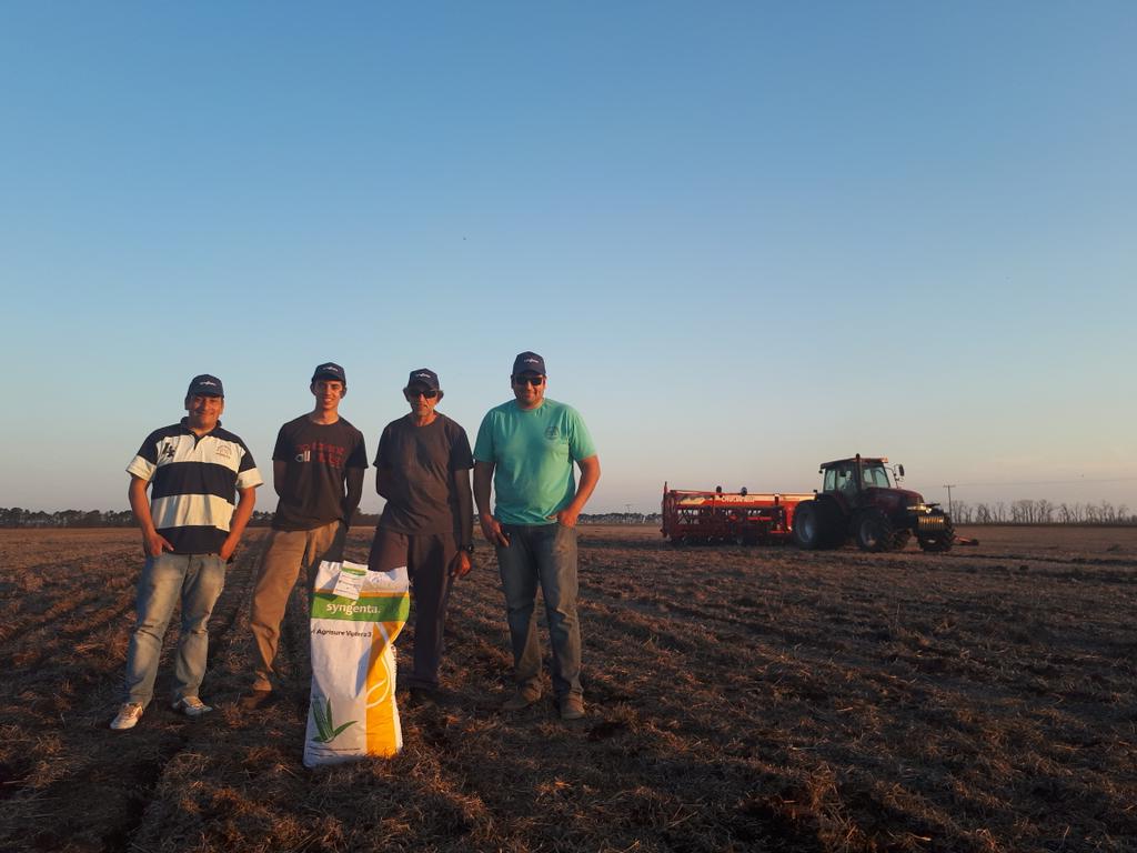 NRanure's tweet photo. Se termina la siembra de un ensayo más. Seguimos sumando junto al productor, Christophersen (Santa Fe) @Syngenta_ar #SYN897VIP3 #SYN979VIP3 #SYN875VIP3 https://t.co/oLR0KASyjZ