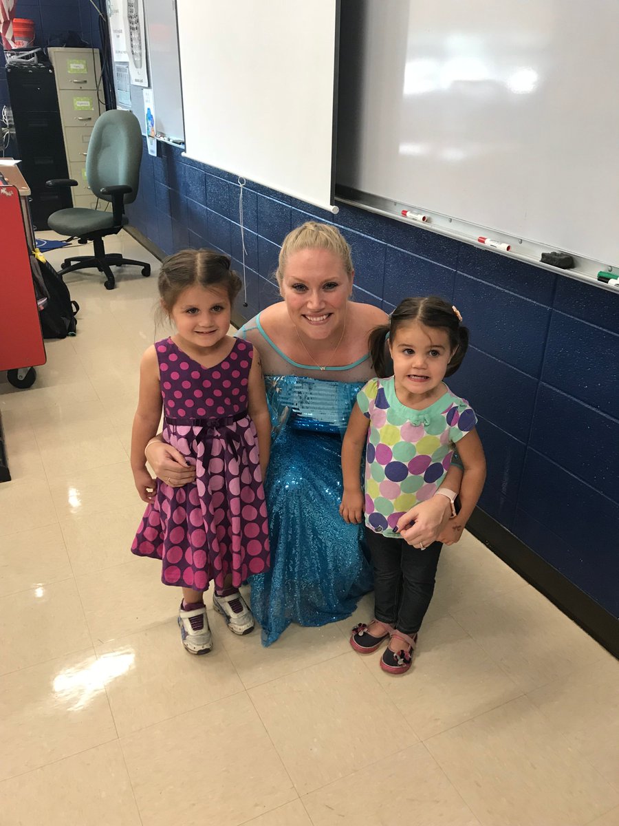 Steph_Sukow's tweet photo. Happy Homecoming Week! Today we painted windows and even had a special visit with Elsa! Thanks, Ms. Dammeier, for making these two little Trojans' day! #WeBeCG #CGSpark #ClassOf2022 #CGSpirit https://t.co/clvNbXcij0