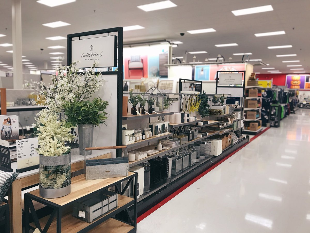 Maybe I overdid it on the greenery...? NEVER! Such an excellent (easy to maintain!!) way to add some warmth to your home. Joanna recommends adding some water to the vase to improve the illusion 🧚🏼‍♂️💚🌿 #T1355 #VMStyle #TargetStyle #HearthAndHand