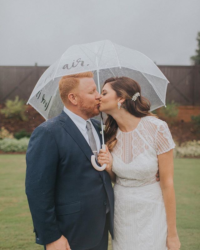 Love is definitely in the air, rain or shine 🌧 Congrats to this adorable pair who tied the knot this weekend 😍
📷 @christianreyesphoto | 💄 @beprettycharlotte | 🎧<a href="/carolinadjpros/">Carolina DJ Pros</a> | 🎥<a href="/crownalleyfilms/">Alan Daly</a> | 💐@willowfloralboutique |💒@sweetmagnoliaestate .
… ift.tt/2xma0Lv
