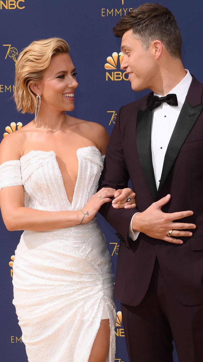 Scarlett Johansson hermosa, apoyando al host de la noche (y su novio 😜) Colin Jost... De lo más 🔥 en esta #AlfombraRojaE! de los #Emmy