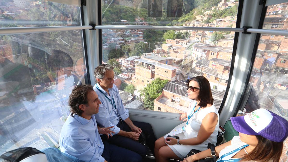 metrodemedellin's tweet photo. El alcalde de Medellín, @ficogutierrez, y un grupo de alcaldes latinoamericanos, visitan el #SistemaMetro, como parte de la Reunión Anual de Alcaldes y Seminario: “Ciudades Incluyentes: Aprendiendo de Medellín”, evento organizado por el @el_BID y la Red de Ciudades Sostenibles. https://t.co/mLXZSQjNNV