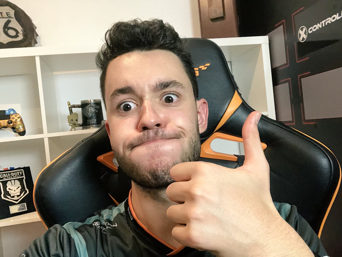 TheGrefg's tweet photo. ¡A pesar de los 104 problemas de hoy hemos hecho un gran directo! Con esta cara os doy las gracias y os deseo muy buenas nochesss!! 💙🤪 https://t.co/7DZ1L7cz7c