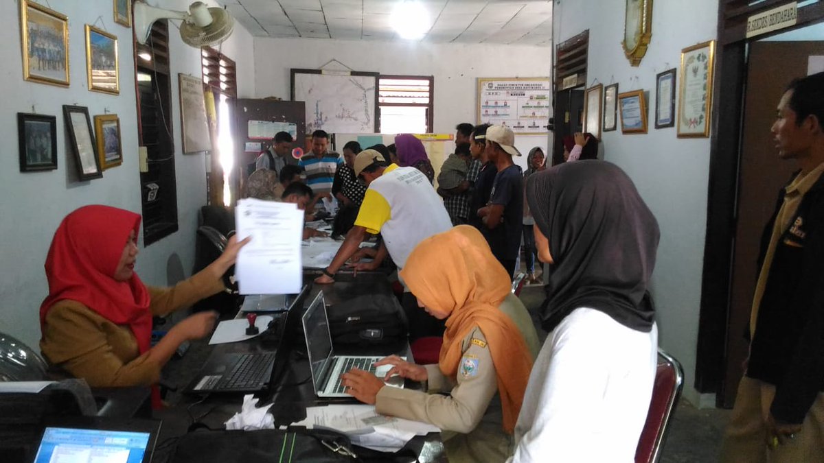 DesaBatumartaII's tweet photo. Antusiasme warga dalam mendapatkan pelayanan administrasi kependudukan
@DesaBatumartaII 
@PemdaOKU 
@JokopediaID https://t.co/7W3Et1eo8H
