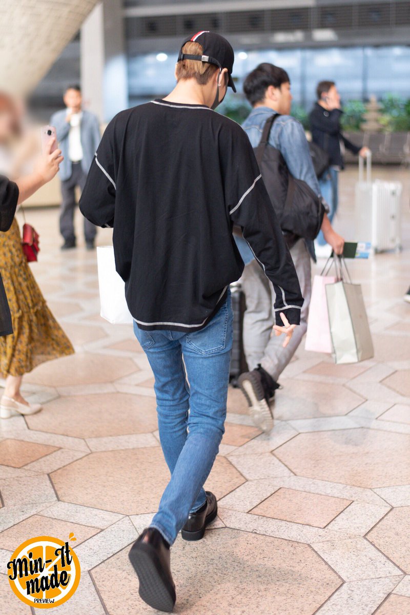 Min_it_Made's tweet photo. 180918 김포공항 태민 출국 프리뷰
태미니 늦어써요😭😭
오늘도 유니버셜 종이가방이랑 출국❤️
#태민 #샤이니 #TAEMIN #テミン #SHINee https://t.co/lW4jrP9qMG