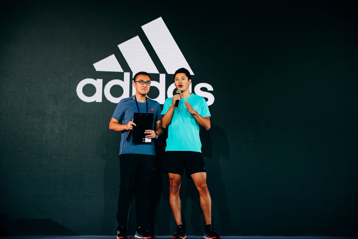 CharceChaplin's tweet photo. 2018Beijing Marathon Adidas Runner City Battle. 4 cities' of Beijing Marathon's runner PK each other. Each city have 5 man and 5 women make up 1 team, they represent their city, as per the total result have one champion team.
 200 man NR XieZhenye represented the Champion Cup. https://t.co/vMK9wORkJJ
