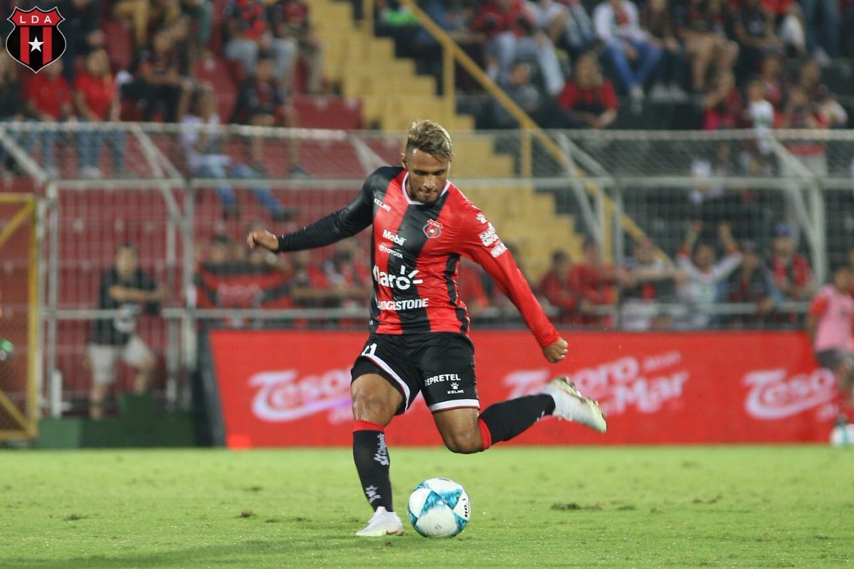 El 👷🏽‍♂️ trae entradas. ¿Cuál su opinión del desempeño de @Lpz10alex ? 
#Alajuelense #LaLigaDelCentenario