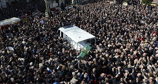 roni11111111's tweet photo. @dbeauvoiry @MizginArslann Ev jî merasîma cenazê Yaşar Kemal e https://t.co/dfYydlyC8x