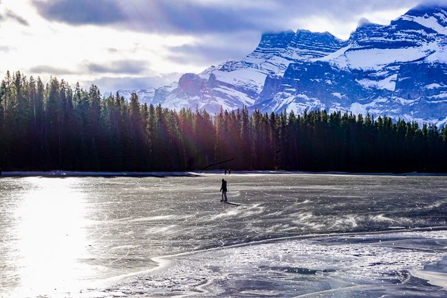 globetroteacher's tweet photo. Yep, Banff and the Canadian Rockies in the winter! ❄️These 20 Absolutely Breathtaking Things to Do will have you booking your flight and rediscovering how fun (yes, fun!) winter can be!  - The Globetrotting Teacher https://t.co/9t2hL5hMWT #Travel #mybanff #explorealberta https://t.co/DKGU1yi70U