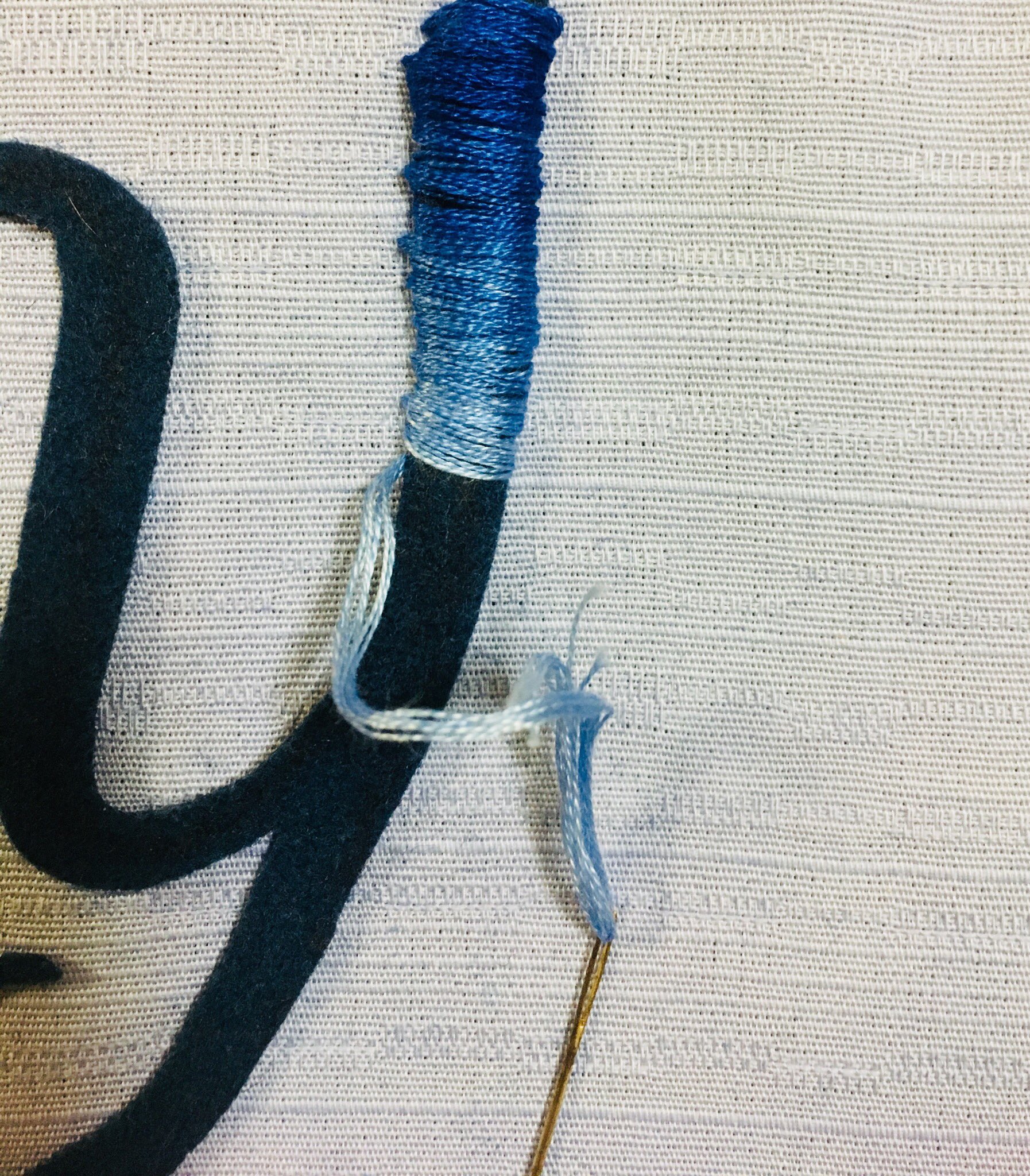くも これは一般的な刺繍 糸で 刺す場所によってほぐして数本にして刺すが これは太い文字なのでそのままの6本 グラデーションなので飽きないけど雑に刺したのも目立つw刺し始め 終わりは 玉留めをしないで 裏側に通す形で処理 サテンステッチをしていく